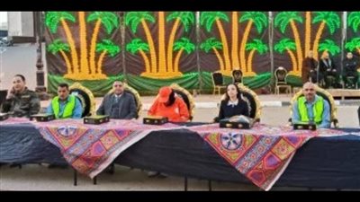 جاكلين عازر تشارك عمال النظافة إفطارهم الجماعي في دمنهور