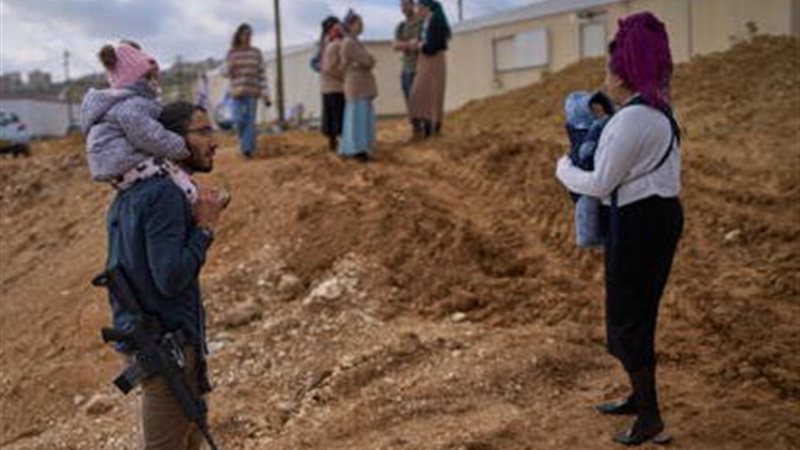 المستوطنين يستولون على أراضي بالضفة الغربية 