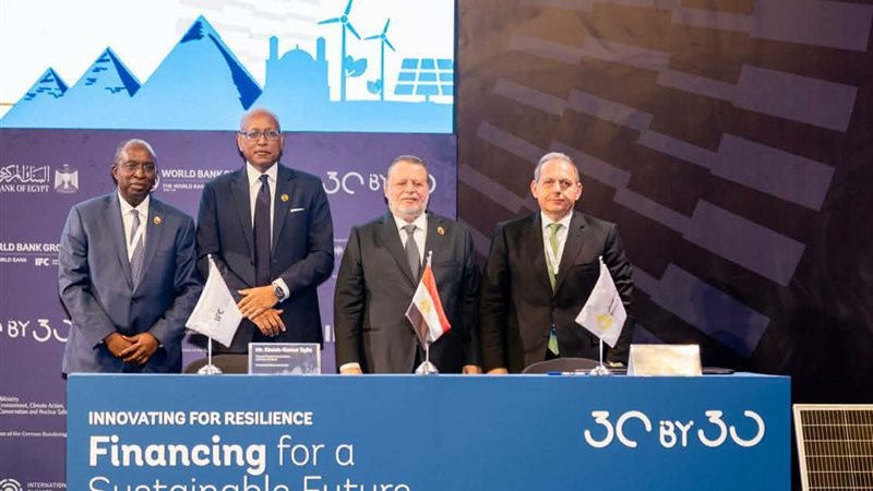 جانب من التوقيع بحضور