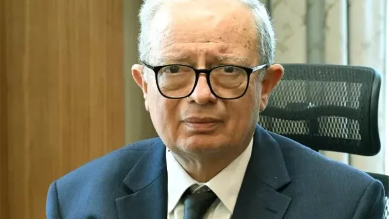  الدكتور حسين عيسى