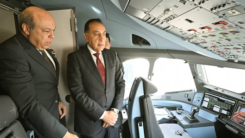 رئيس الوزراء يستمع