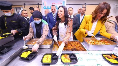 وزيرة التضامن تتفقد وحدة إطعام 