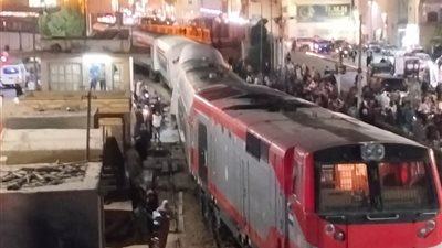 يوم مأساوي في الأقصر.. قطار يخرج عن القضبان وميكروباص يغرق في الترعة