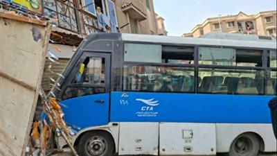 دخل فيه أتوبيس.. تهشم محل كوافير في منشأة ناصر بالقاهرة 