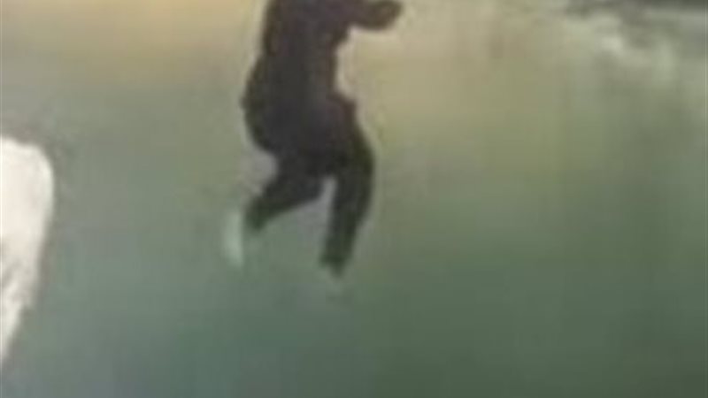 سيدة تقفز في نهر