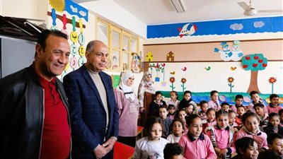 محافظ المنيا يتفقد مدرسة «الوحدة الابتدائية» بقرية تلة ويتابع انتظام العملية التعليمية