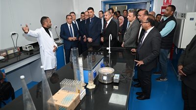 باستثمارات 23 مليون جنيه.. وزير الصناعة يزور مدينة الجلود بالروبيكي