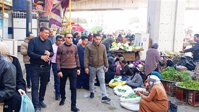 نائب محافظ المنيا يتفقد سوق الحبشي لمتابعة الحالة العامة والإشغالات والمخابز