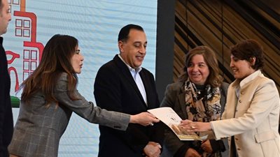 رئيس الوزراء يسلم عقود عدد من وحدات المبادرة الرئاسية 