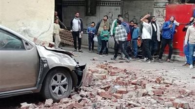 سقوط شرفة عقار بمنطقة القباري بالإسكندرية تتسبب في تهشم سيارة أحد المارة