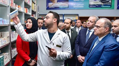 رئيس هيئة الدواء يطلق المرحلة الأولى من منظومة التتبع الدوائي بصيدلية إسعاف الجيزة