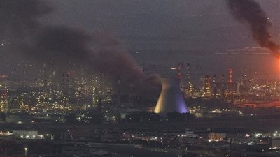 الحرس الثوري الإيراني يستهدف مصفاة نفط في حيفا وقاعدة أمريكية في البحرين