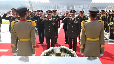 تكريم شهداء الجيش المصري.. وزير الدفاع يضع إكليل الزهور نيابة عن الرئيس