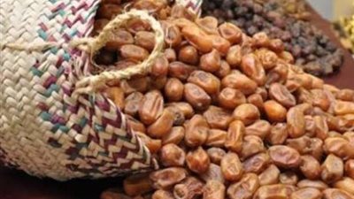 ضبط 100 كرتونة تمر منتهية الصلاحية داخل مصنع بدمنهور