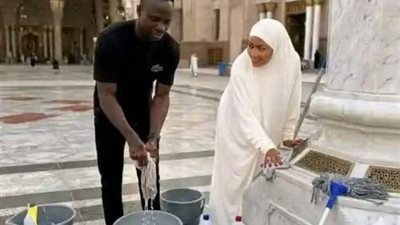 كانوا بينضفوا الساحات.. ساديو ماني وزوجته يذهلان العالم داخل المسجد النبوي الشريف