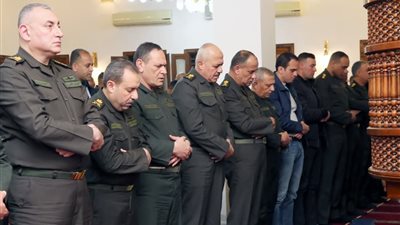 وزير الدفاع يناقش الجاهزية القتالية مع قادة الجيشين الثاني والثالث