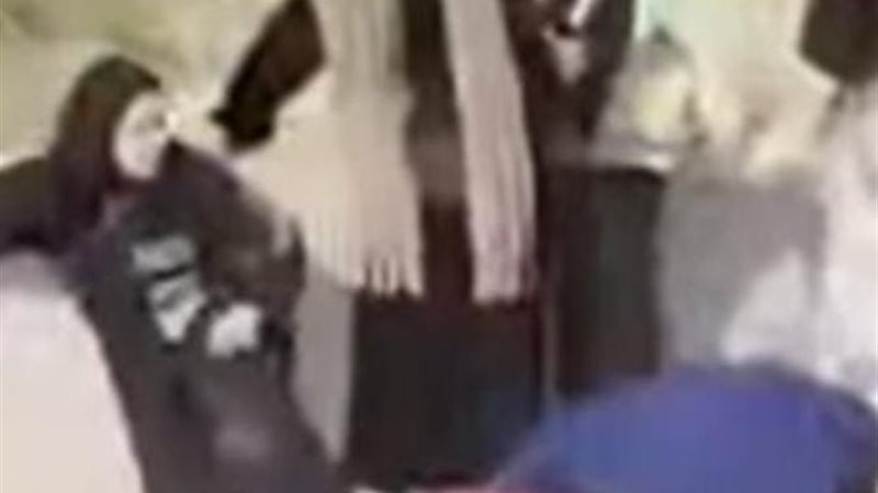 فتيات يتراشقن الحجارة