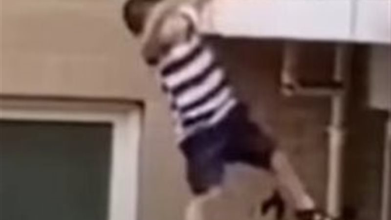 سقوط طفل من أعلى