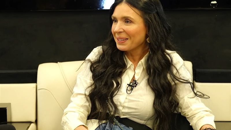 الفنانة والراقصة دينا