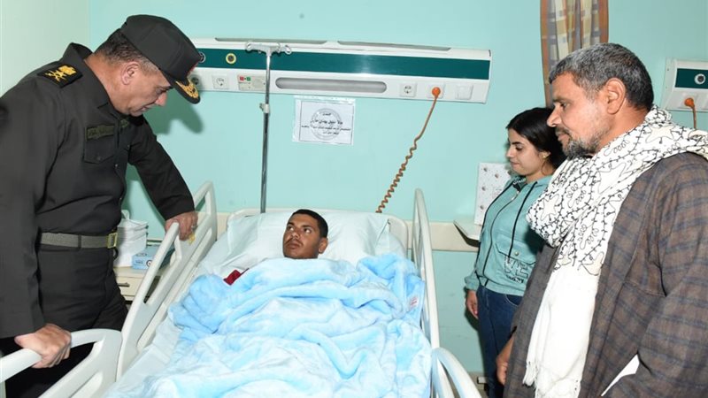 وزير الدفاع خلال زيارته للمرضى