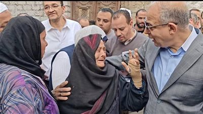 ربنا يجبر بخاطرك.. محافظ المنيا يقرر بناء منزل لسيدة مسنة فقدت مأواها