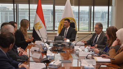 وزير الصناعة يناقش تعزيز التعاون مع مرسيدس-بنز مصر لزيادة استثمارات قطاع السيارات