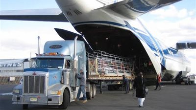 الحرب تعصف بحركة التجارة العالمية وترفع تكاليف الشحن الجوي عبر المسارات الدولية