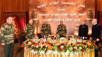 القائد العام للقوات المسلحة يلتقي مقاتلي القوات الجوية ويشاركهم وجبة الإفطار