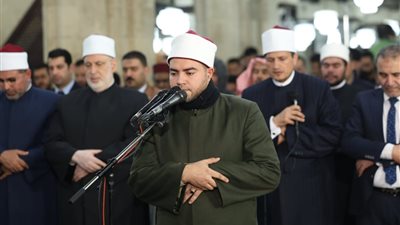 أئمة الجامع الأزهر يؤدون صلاة التراويح في الليلة الثامنة والعشرين من رمضان
