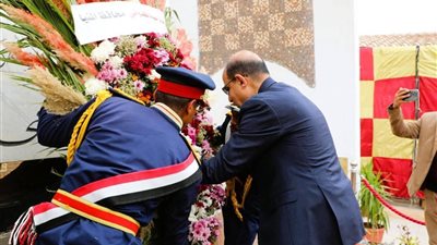 رئيس جامعة المنيا يُهنئ المحافظ ويُشارك في إكليل الزهور بالعيد القومي