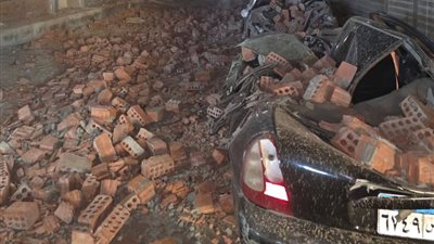 نائب محافظ المنيا يتابع انهيار حائط ببرج تحت الإنشاء بحي وسط وتضرر 3 سيارات