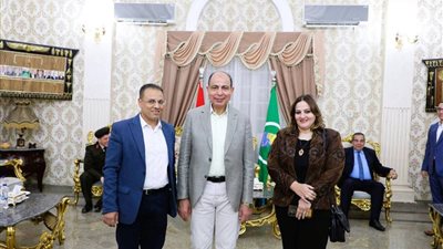 أجواء من البهجة والتلاحم.. محافظ المنيا يفتح أبواب الديوان للمهنئين بعيد الفطر