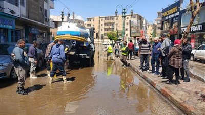 إزالة تجمعات مياه الأمطار بشوارع المنيا لتيسير الحركة المرورية