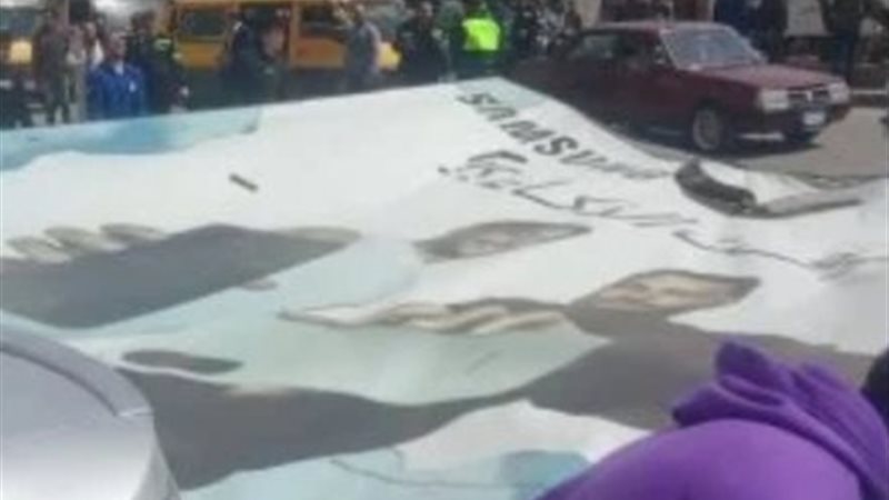 سقوط لوحة معدنية