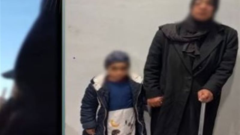 الطفلة وامها