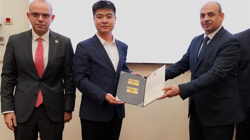 وزير الاستثمار والتجارة الخارجية يُسلم رخص ذهبية