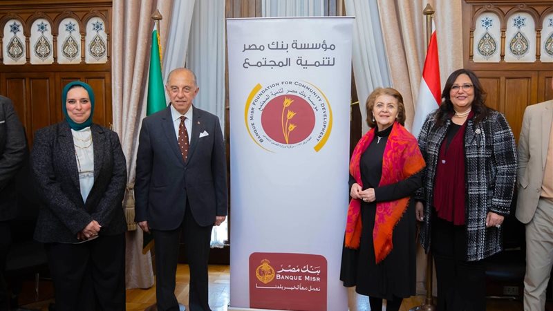 جانب من التوقيع 