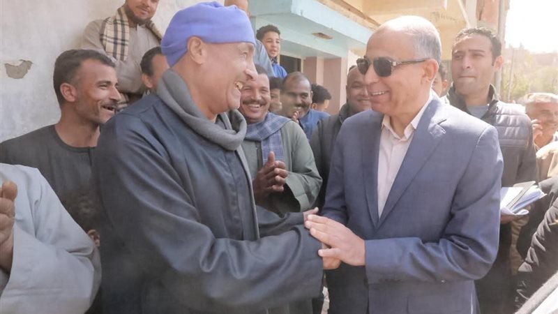 محافظ المنيا مع الأهالي