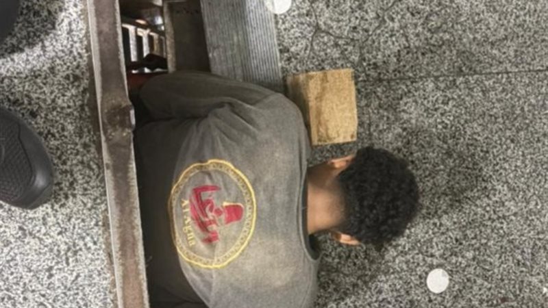 الشاب المحتجز