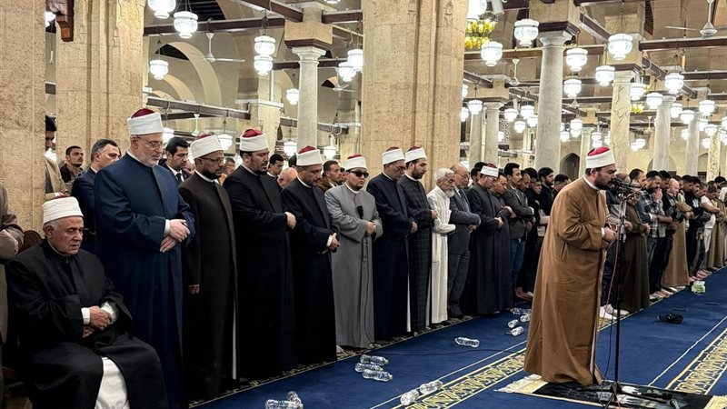 زوار وجموع المصلين