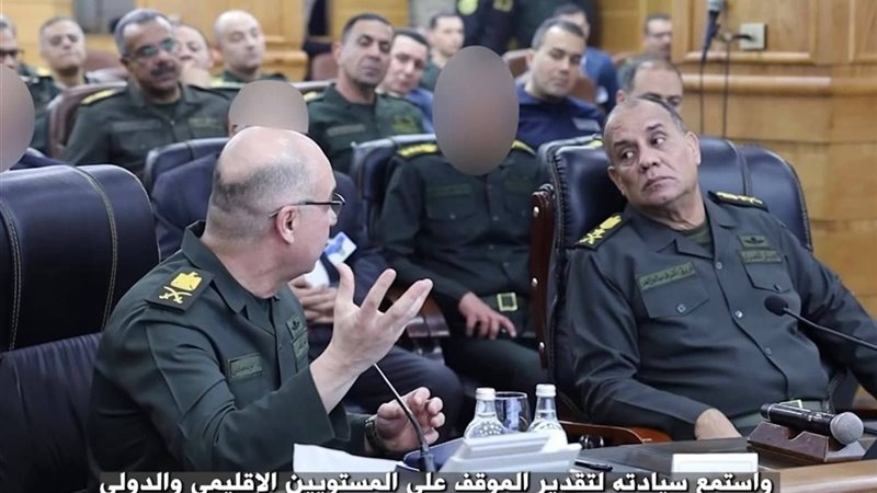 وزير الدفاع خلال