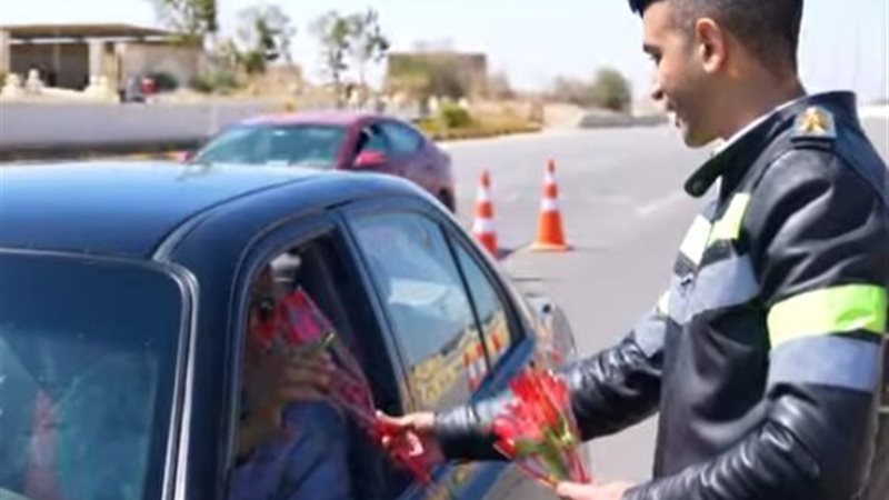 رجال الشرطة يوزعون