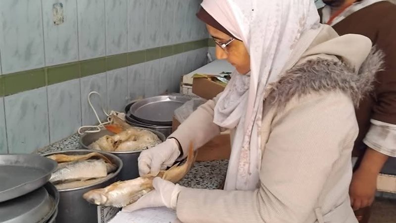 لحوم وأسماك فاسدة