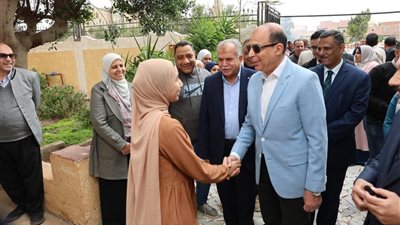 محافظ المنيا يتفقد انتظام العملية التعليمية بمدرسة بني أحمد الغربية الإعدادية