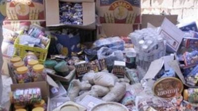 ضبط 728 عبوة مواد غذائية منتهية الصلاحية داخل مصنع في البحيرة 