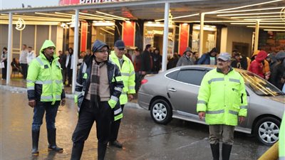 بالصور.. بدء أعمال كسح مياه الأمطار بمحافظة الإسكندرية 