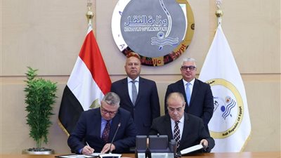 الوزير يشهد توقيعين بين شركة موانئ مصر البحرية والعامة للمنطقة الاقتصادية لقناة السويس
