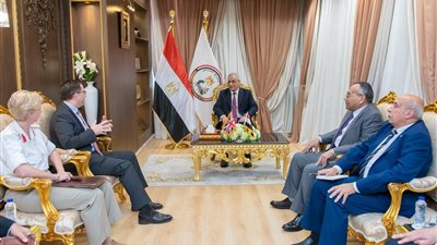 وزير الدولة للإنتاج الحربي يستقبل السفير البريطاني بالقاهرة لبحث أوجه التعاون المشترك