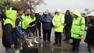 محافظ القاهرة يتابع ميدانيًا جهود رفع مياه الأمطار خلال موجة الطقس السيء