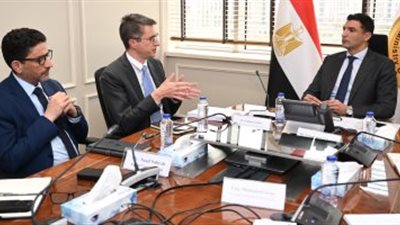 وزير الصناعة يبحث مع البنك الدولي سبل تعزيز التحول الأخضر ودعم المشروعات